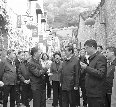2019年4月，调研组在西津渡考察时的场景。