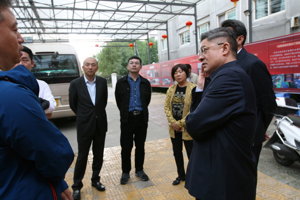 图为刘富勇陪北京市委统战部副部长、工商联党组书记赵玉金赴拉萨市及当雄县进行考察