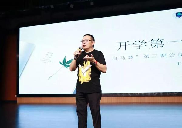 由网络作家管平潮牵头的中国网络作家村政协委员会客厅，坐落于风景秀丽的杭州白马湖畔，集合了一批网络文学的从业者。我们通过请进来，走出去，开展了丰富多彩、富含行业特色、注重实效的活动。