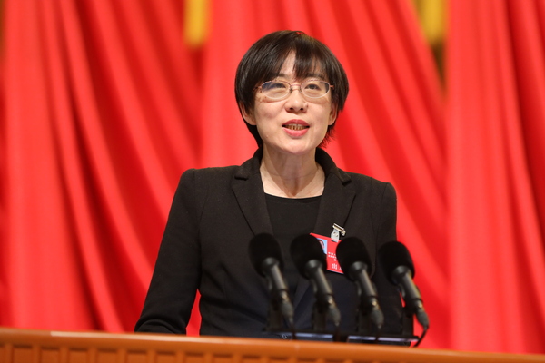 毛艳委员在大会上发言