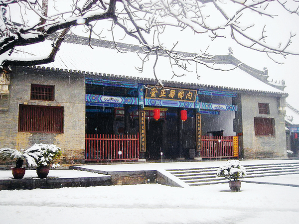 郡县治，天下安。我国县的建制始于春秋时期，因秦代推进郡县制而得到巩固和发展。两千多年来，县一直是我国国家结构的基本单元。河南内乡县衙始建于1304年，距今已有700多年的历史，是我国保存较完整的封建时代县级官署。图为现存的内乡县衙正堂外观。 王晓杰供图
