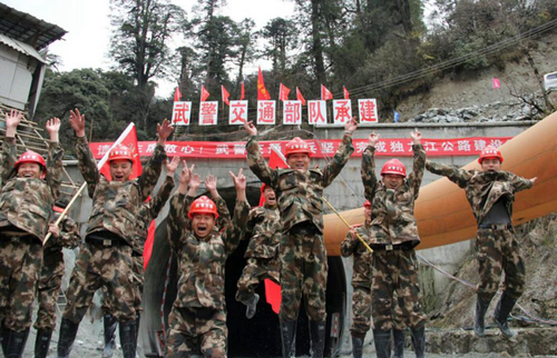 　2014年4月10日，武警交通部队官兵庆祝高黎贡山独龙江公路隧道贯通。