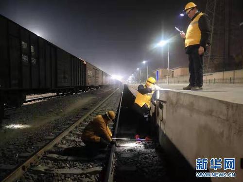 　1月19日，乌鲁木齐铁路局职工对喀什火车站1站台1轨道进行震后的建筑限界测量。 据中国地震台网正式测定：2020年1月19日21时27分在新疆喀什地区伽师县（北纬39.83度，东经77.21度）发生6.4级地震，震源深度16千米。图片来源：新华网