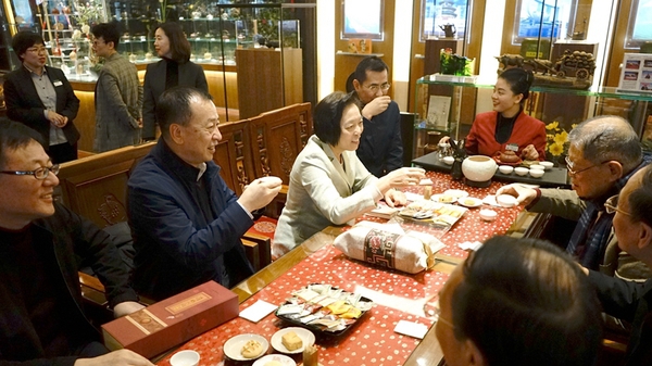 苏辉向李瑞河先生和天福集团致以节日的问候