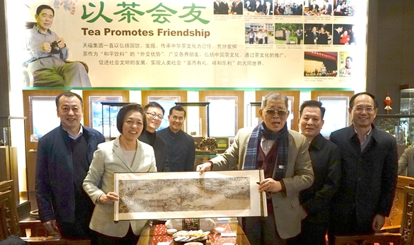 苏辉向李瑞河赠送新年礼物