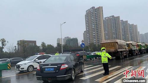 警察为工程建设保驾护航。高雷 摄
