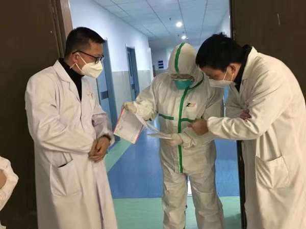 1、社员胡勤勇（中）  腊月29晚上深入一线诊治第一例疑似病例