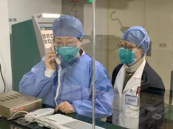 2、社员季蕴辛（左），大年初一第一时间给所有隔离病人进行了心理疏导