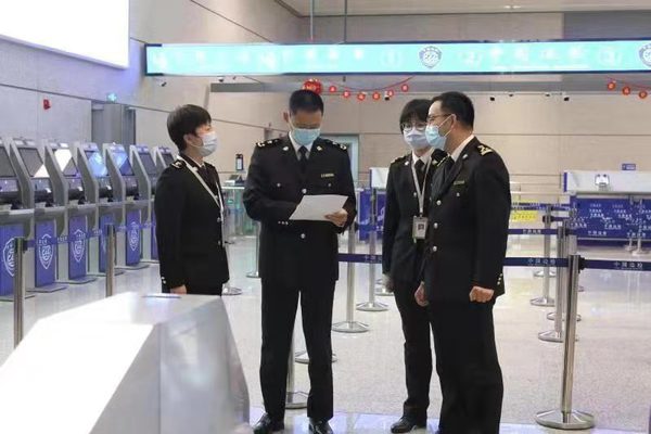 3、社员施惠祥(右一)，严把宁波口岸传染病输入输出关