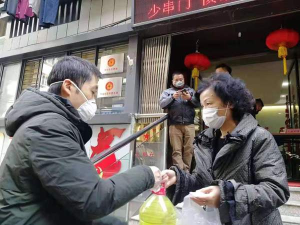 4 林桂平给开元社送去口罩、消毒水等物资。