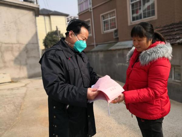 3 林清勇委员走访出租房户，做好宣传解释引导工作。