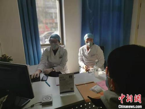 图为战“疫”中，坚守在岗位的医护工作者。　杨佳佳 摄