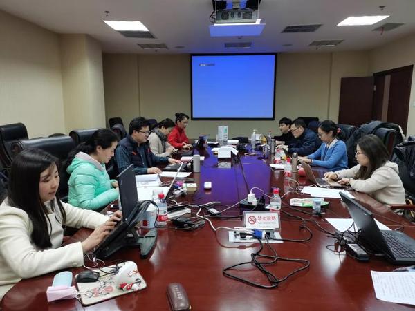 行动四-中国疾病预防控制中心新型冠状病毒感染的肺炎疫情防控技术组副组长、传染病处呼吸道传染病室主任、民革党员冯录召研究员放弃休假，奋战在防控一线，图为冯录召在和同事研究肺炎疫情。