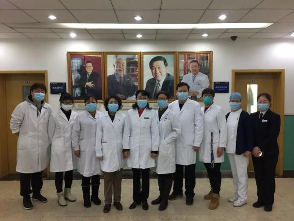 行动四-首都医科大学附属北京安贞医院妇产科主任医师、全科医疗科主任、大屯社区卫生服务中心院长、民革党员王以新作为工龄30余年的医务工作者、负责人，勇敢站在医疗救护第一线。左五为王以新