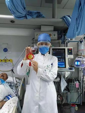 行动四-世纪坛医院急诊中心主任、民革海淀区工委王真副主委，大年三十在北京世纪坛医院急诊病房坚守岗位，并为病人送祝福。