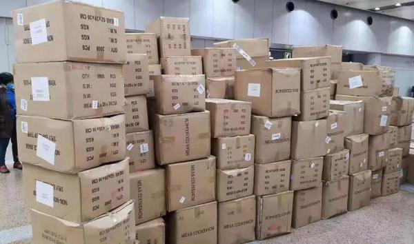 行动四-民革企业家郝泽忠联合海航集团、北京海关等多方齐心协力协调俄罗斯华人筹集捐赠的首批30万只口罩正式转交受赠方。