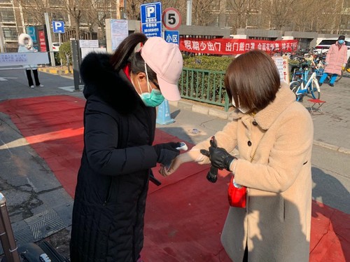 图为刘芳主任下社区（左）。