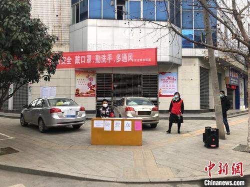 图为在湖北襄阳下辖的枣阳市，街头设有防控点 刘心羽 摄