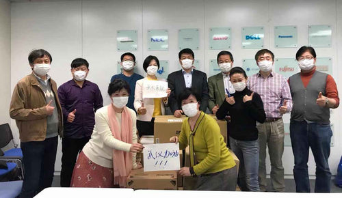 杨克俭（右二）与旅日科研社团的同仁们甘当“蚂蚁”，采购搬送救援物资