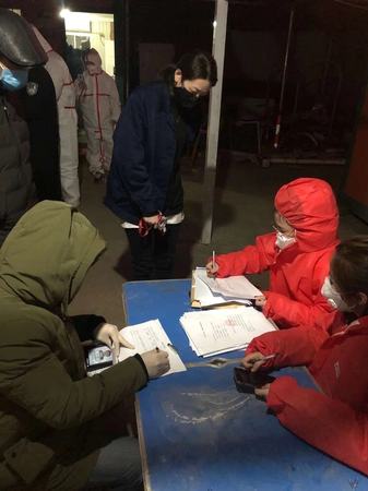 4  （2）影子梦之队志愿者在行动，夜里工作成为他们的习惯。