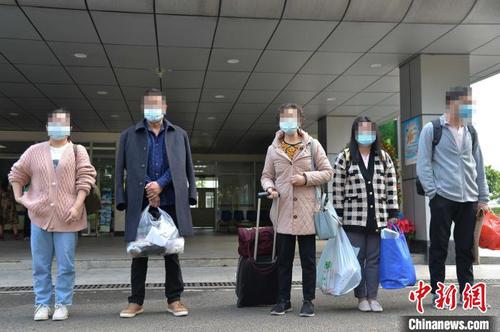 图为治愈患者出院。　洪坚鹏 摄