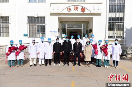 图为云南曲靖4名新冠肺炎患者治愈出院。　曲靖市政府新闻办供图