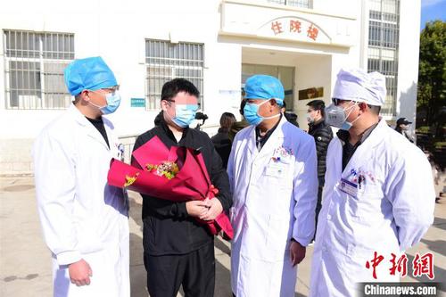 图为云南曲靖4名新冠肺炎患者治愈出院。　曲靖市政府新闻办供图 摄