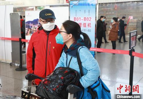 图为李浩军妻子前来送行。　杨昕伦 摄