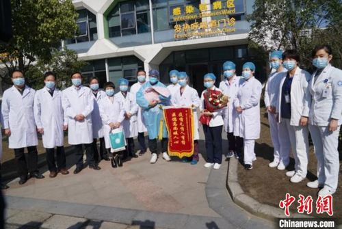菁菁治愈出院。　浙大儿院 供图　