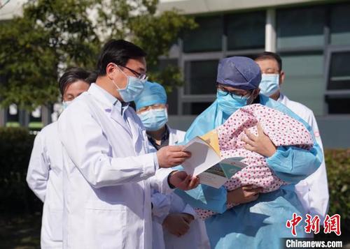医护人员为菁菁准备了纪念册。　浙大儿院 供图 摄