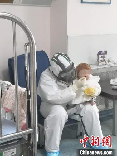 医护人员成了齐齐的“临时妈妈”，精心照顾孩子。　复旦大学附属儿科医院供图 摄