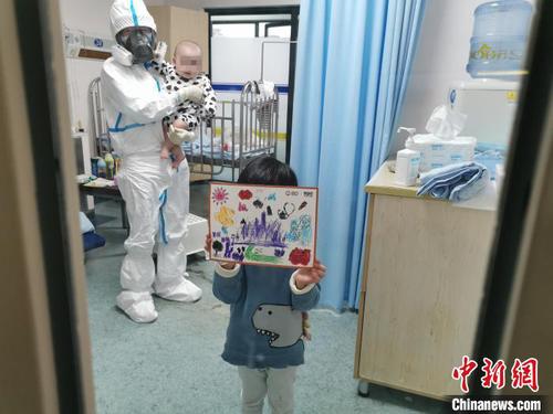 齐齐乖巧、爱笑。　复旦大学附属儿科医院供图 摄