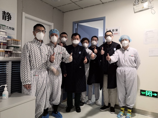 北京大学人民医院副院长、创伤骨科主任医师王天兵（左四）