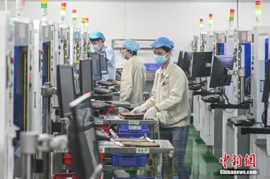 2月20日，位于广州南沙区的安捷利(番禺)电子实业有限公司内，复工人员戴着口罩在生产车间有序工作。<a target='_blank' href='http://www.chinanews.com/'>中新社</a>记者 陈骥旻 摄