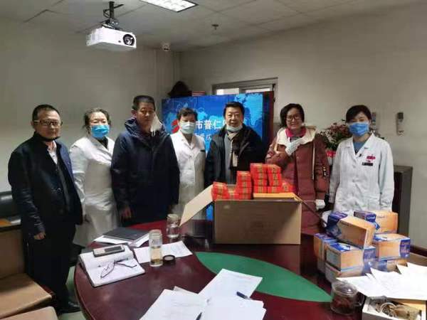 何斌委员向普仁医院捐赠防疫用品