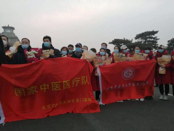 行动五-民盟北京中医药大学委员会第三支部盟员、北京中医药大学东直门医院针灸科副主任医师刘宁（上图左三）参与“国家中医医疗队”，1月27日已抵达湖北武汉，参与武汉中西医结合医院的诊治工作。