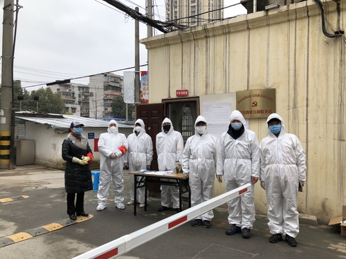 图为纪娟丽的同学杜立波（右一）和同事在社区做抗疫服务。