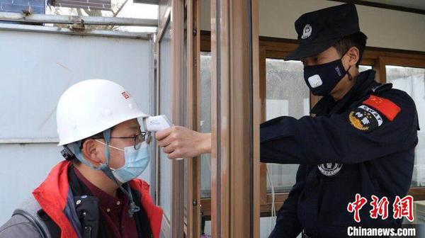 图为考古工作人员上岗前接受体温检测。　钟欣 摄