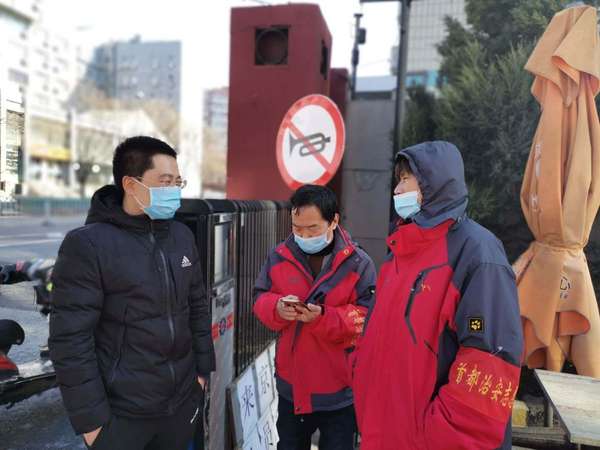 对小区物业出入大门严查证、测体温，进车查看后备箱等工作程序进行实地检查