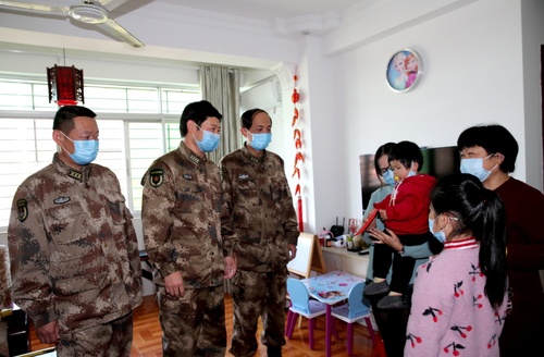 （图为泉州市委常委、军分区政委刘建军带队走访慰问驻泉部队赴武汉一线医务人员家属）