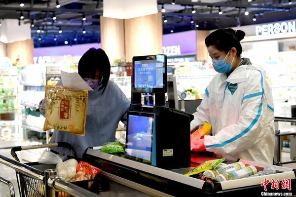 商超 2 居民购物后结账。中新社记者 安源 摄