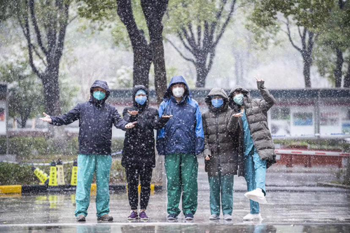 一天工作结束，患者病情好转，回程的路上遇漫天大雪，队员们充满喜悦（左一为唐子人）