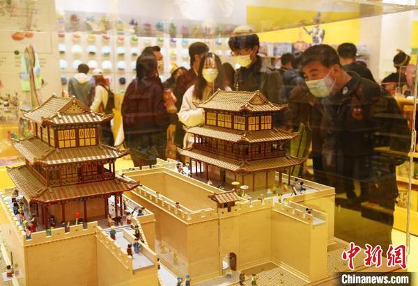 图为耗时800个小时，使用165000块乐高颗粒搭建的嘉峪关3D模型。　杨艳敏 摄
