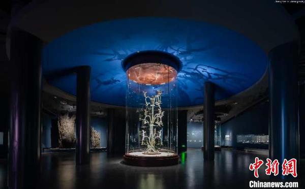 三星堆博物馆展览的大型铜神树。三星堆博物馆供图