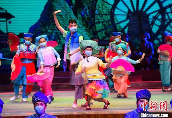 图为3月21日，广西演职人员佩戴口罩，复排彩调剧《新刘三姐》。　粟俊 摄