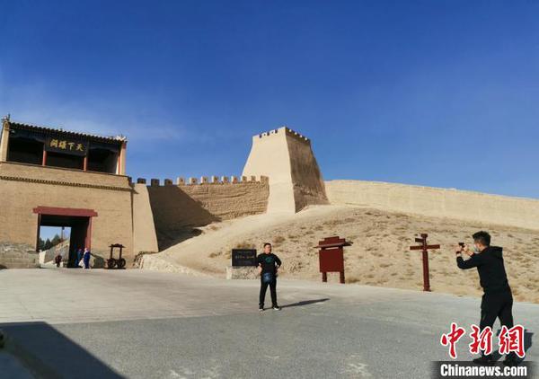 “天下雄关”甘肃嘉峪关关城迎客：间隔入园“打卡”丝路游