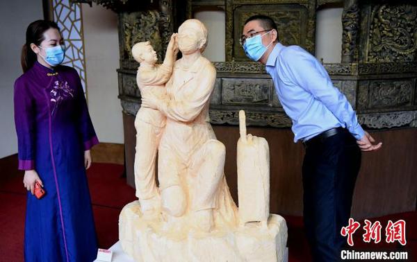 参展木雕作品《疫不容辞》吸睛。　记者刘可耕 摄
