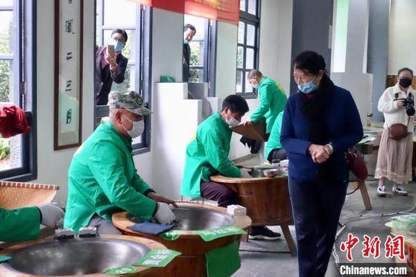 2020年西湖龙井茶炒茶王大赛现场。　钱晨菲 摄
