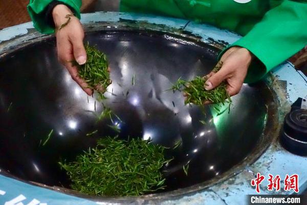2020年西湖龙井茶炒茶王大赛现场。　钱晨菲 摄