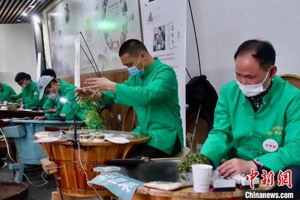 2020年西湖龙井茶炒茶王大赛现场。　钱晨菲 摄
